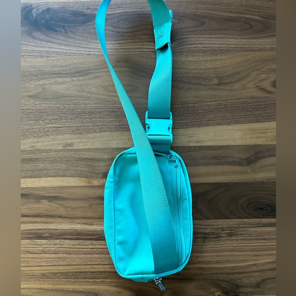 LULULEMON EVERYWHERE CROSSBODY BELT BAG EUC - Picture 7 of 9